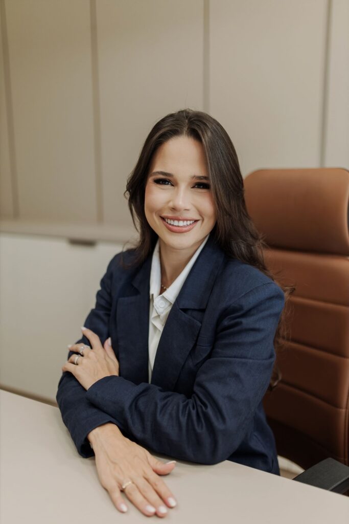 Dra. Larissa Martins Pacheco em seu escritório